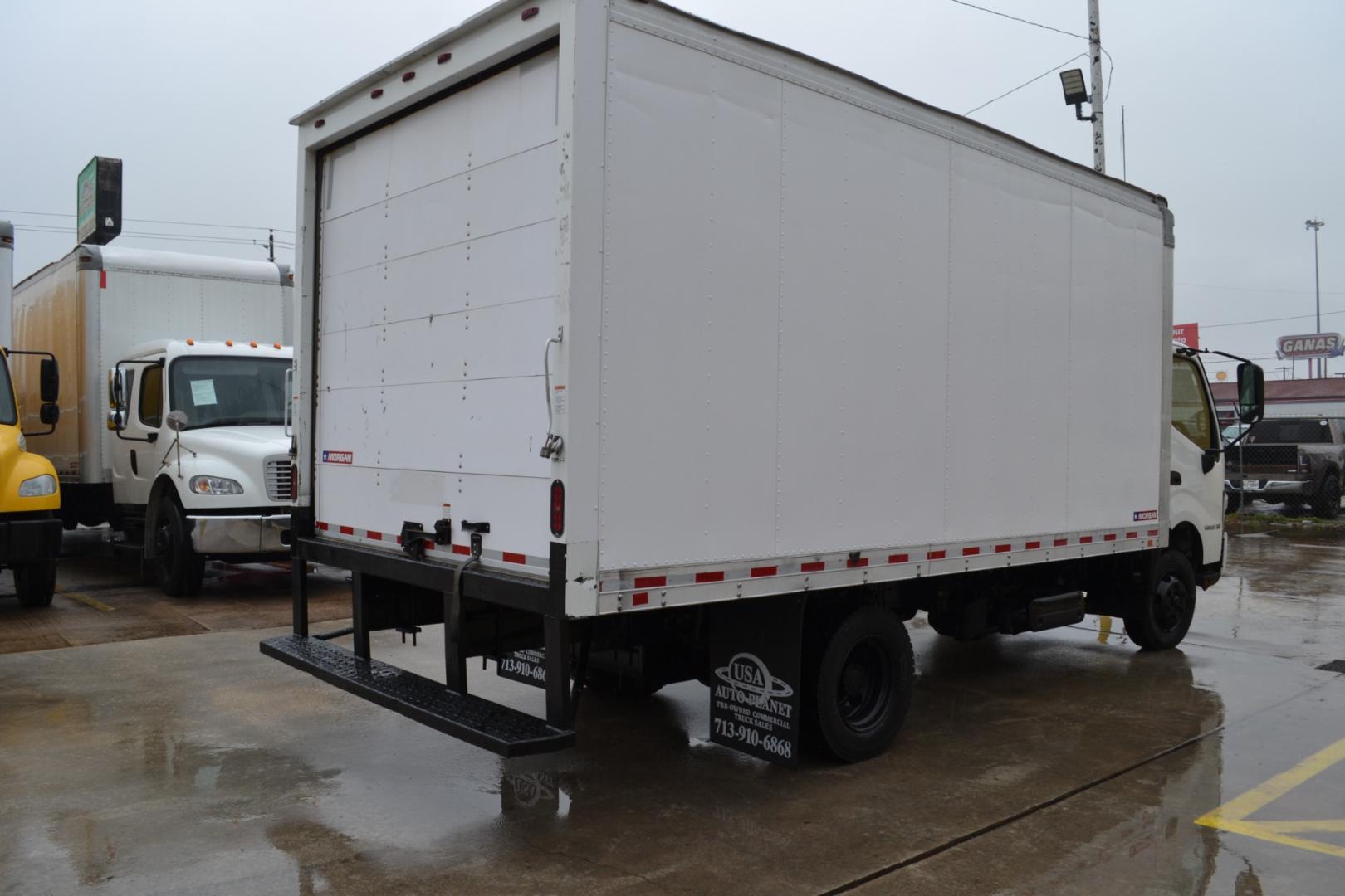 2019 WHITE HINO 155 with an JO5E-TP 5.1L 210HP TURBO CHARGED DIESEL engine, AISIN A465 6SPD AUTOMATIC transmission, located at 9172 North Fwy, Houston, TX, 77037, (713) 910-6868, 29.887470, -95.411903 - MORGAN 16FT BOX, 14,500LB GVWR, HEIGHT 85" X WIDTH 96", 10'3FT CLEARANCE, POWER WINDOWS, LOCKS, & MIRRORS, EXHAUST BRAKE, 29 GALLON FUEL TANK, HEATED MIRRORS - Photo#4